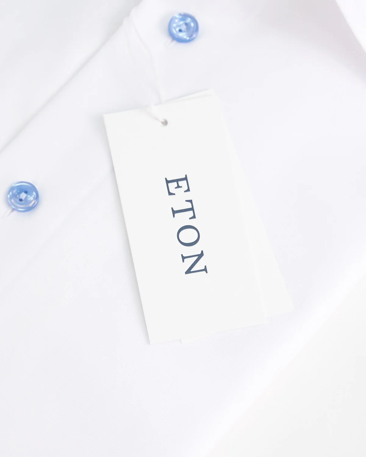 Signature White Twill Slim Shirt With Blue Buttons - Image 4
